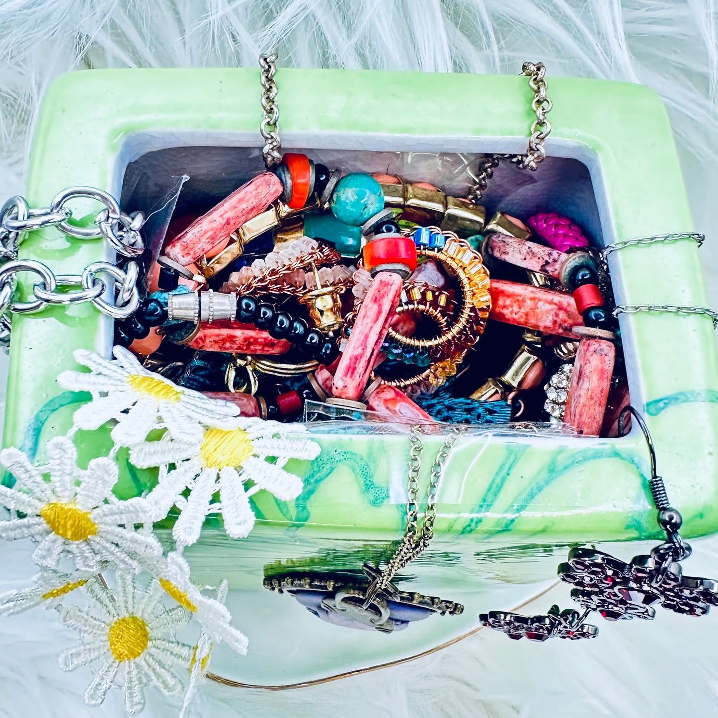 Wild Daisy Dream Mystery Jewelry Jar – Retro Bloom Theme